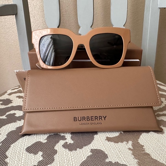 Burberry Sunglasses Kitty 4364 New - Picture 10 of 10